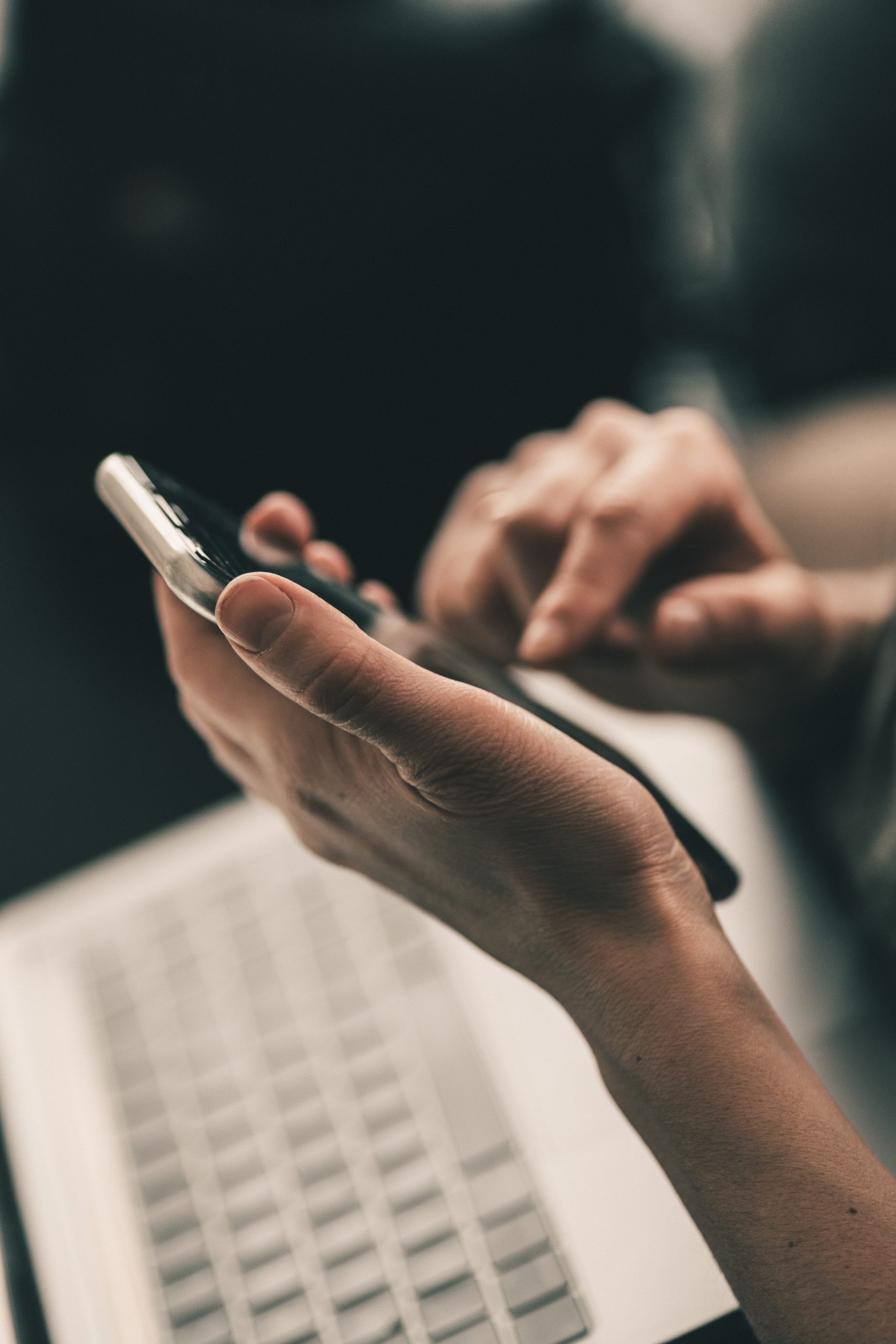 Gros plan sur les mains d'une femme qui tient un téléphone.